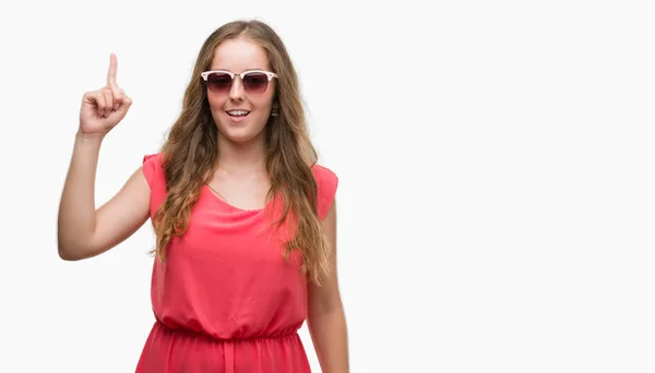 Junge Blonde Frau Mit Rosa Sonnenbrille Überrascht Mit Einer Idee — Stockfoto