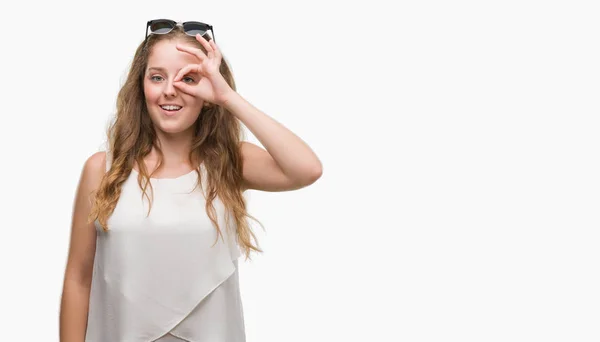 Mujer Rubia Joven Con Gafas Sol Haciendo Buen Gesto Con —  Fotos de Stock