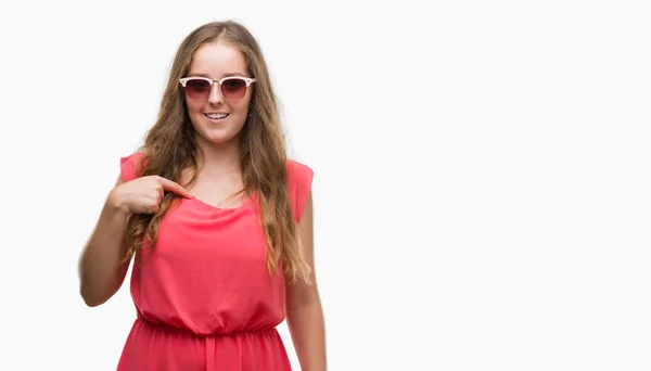 Jovem Loira Mulher Vestindo Rosa Óculos Sol Com Surpresa Rosto — Fotografia de Stock