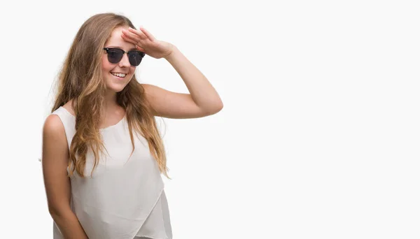 Mulher Loira Jovem Usando Óculos Sol Muito Feliz Sorrindo Olhando — Fotografia de Stock