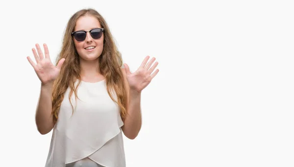 Mujer Rubia Joven Con Gafas Sol Mostrando Apuntando Hacia Arriba —  Fotos de Stock