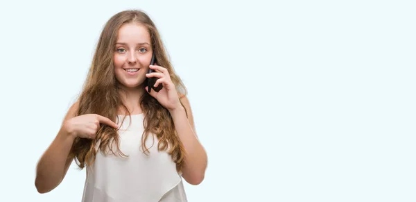 Młoda Blondynka Kobieta Niespodzianka Twarzy Palcem Wskazującym Siebie Pomocą Smartfona — Zdjęcie stockowe