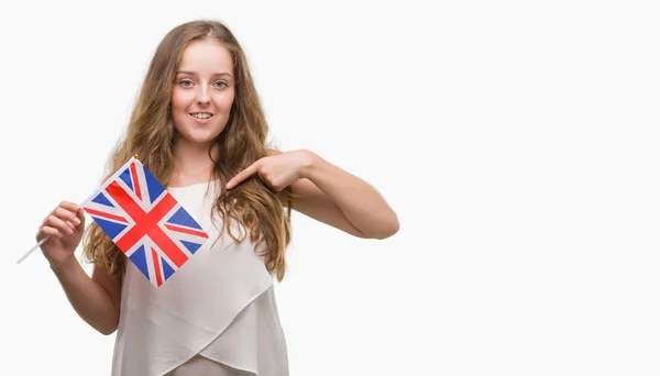 Mujer Rubia Joven Sosteniendo Bandera Del Reino Unido Con Cara —  Fotos de Stock