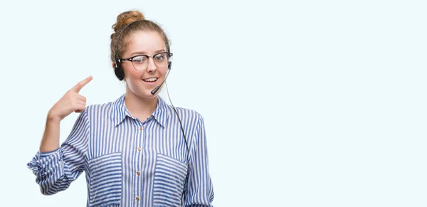 Jovem Loira Operador Call Center Mulher Muito Feliz Apontando Com — Fotografia de Stock