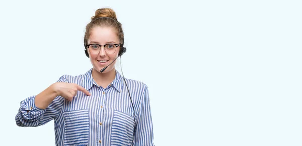 Ung Blondin Call Center Operatören Kvinna Med Överraskning Ansikte Pekar — Stockfoto