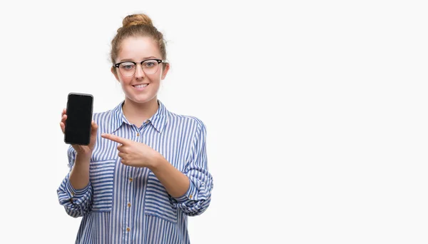 Mujer Rubia Joven Usando Smartphone Muy Feliz Señalando Con Mano —  Fotos de Stock