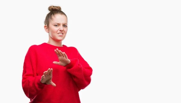 Mulher Loira Jovem Vestindo Bun Suéter Vermelho Expressão Repugnante Descontente — Fotografia de Stock