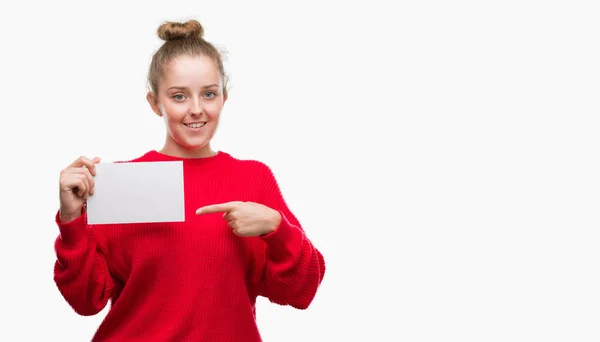 Joven Mujer Rubia Sosteniendo Pancarta Publicitaria Muy Feliz Señalando Con —  Fotos de Stock