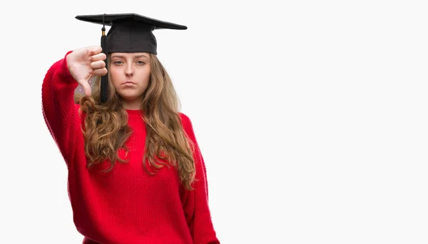 Jeune Femme Blonde Portant Une Casquette Graduation Avec Visage Colère — Photo