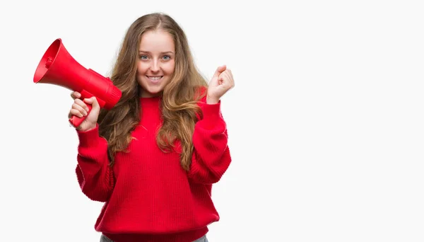 Jonge Blonde Vrouw Met Rode Megafoon Schreeuwen Trots Vieren Overwinning — Stockfoto