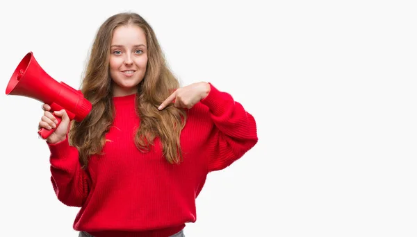 Jovem Loira Segurando Megafone Vermelho Com Rosto Surpresa Apontando Dedo — Fotografia de Stock