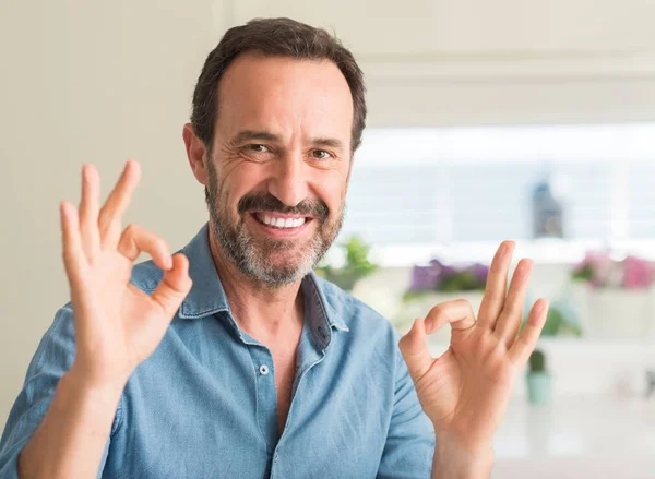 Knappe Middelbare Leeftijd Man Doen Teken Met Vingers Uitstekende Symbool — Stockfoto