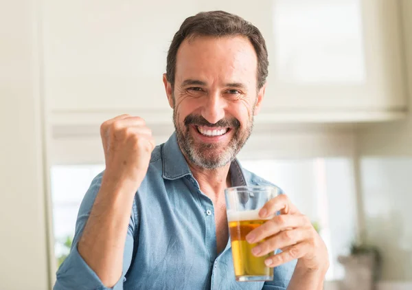 Hombre Mediana Edad Bebiendo Cerveza Gritando Orgulloso Celebrando Victoria Éxito — Foto de Stock
