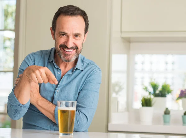 Homem Meia Idade Bebendo Cerveja Muito Feliz Apontando Com Mão — Fotografia de Stock