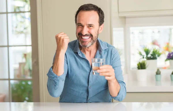 Mann Mittleren Alters Trinkt Ein Glas Wasser Schreit Stolz Und — Stockfoto
