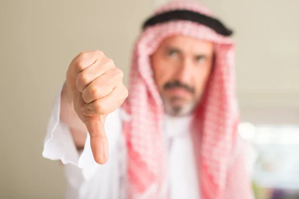 Medelåldern Arabian Man Hemma Med Arga Ansikte Negativa Tecken Visar — Stockfoto