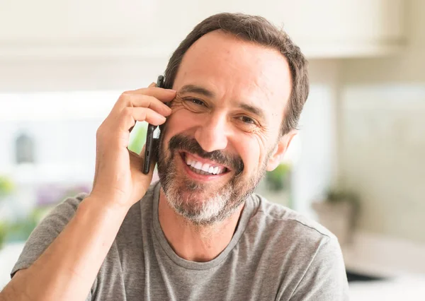 Uomo Mezza Età Utilizzando Smartphone Con Volto Felice Piedi Sorridente — Foto Stock