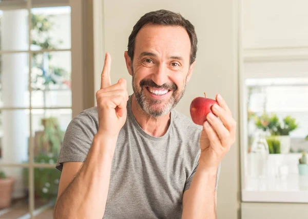 Mann Mittleren Alters Isst Gesunden Roten Apfel Überrascht Mit Einer — Stockfoto
