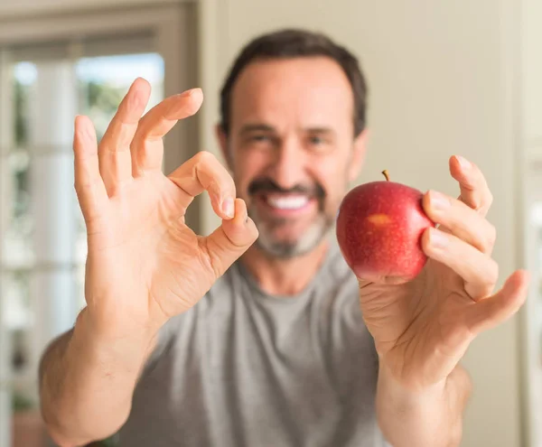 Mann Mittleren Alters Isst Gesunden Roten Apfel Tut Zeichen Mit — Stockfoto