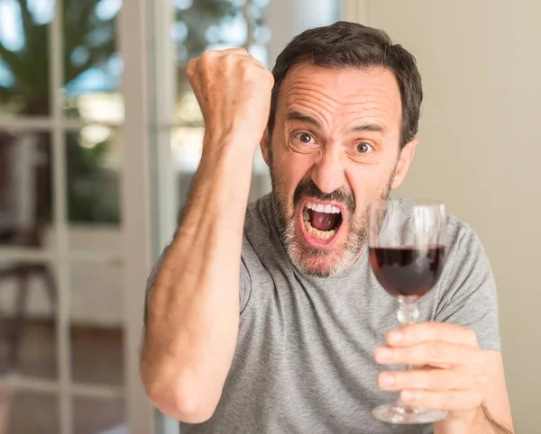 Hombre Mediana Edad Bebiendo Una Copa Vino Molesto Frustrado Gritando — Foto de Stock