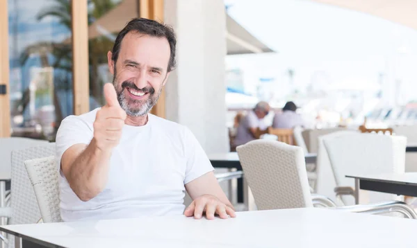 Bonito Homem Idoso Sentado Terraço Feliz Com Grande Sorriso Fazendo — Fotografia de Stock