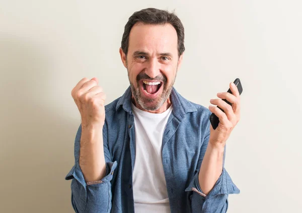 Homem Sênior Usando Smartphone Gritando Orgulhoso Celebrando Vitória Sucesso Muito — Fotografia de Stock