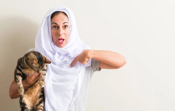 Sürpriz Yüz Işaret Parmağı Bir Kedi Kendisine Holding Beyaz Hijab — Stok fotoğraf