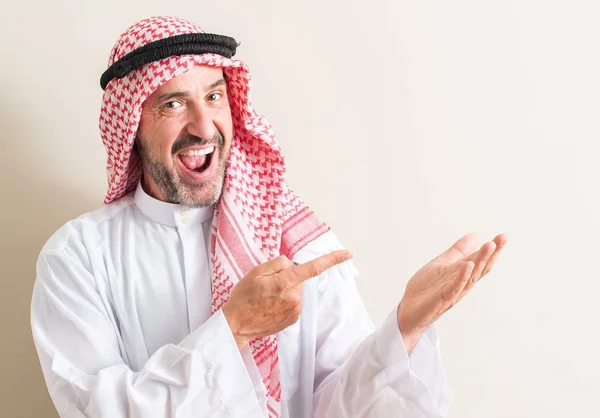 Magas Rangú Arab Férfi Nagyon Boldog Rámutatva Kéz Ujj — Stock Fotó