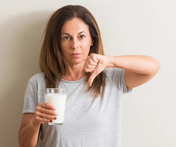 Medelålders Kvinna Dricka Ett Glas Färsk Mjölk Med Arga Ansikte — Stockfoto