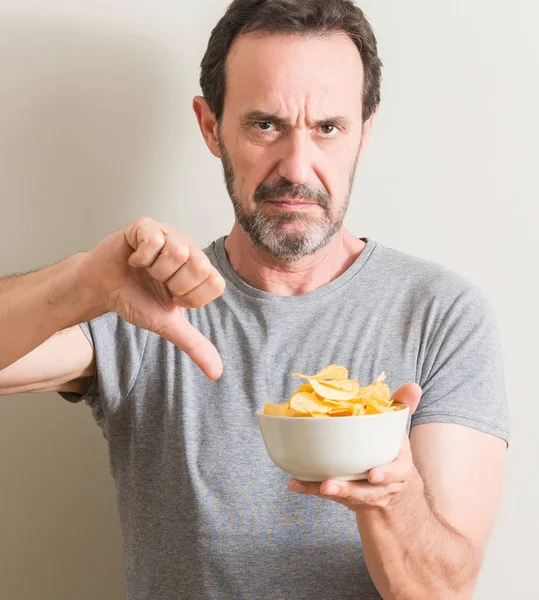 Senior Isst Kartoffelchips Mit Wütendem Gesicht Negatives Zeichen Für Abneigung — Stockfoto