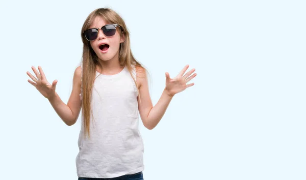 Junges Blondes Kleinkind Mit Sonnenbrille Sehr Glücklich Und Aufgeregt Siegerausdruck — Stockfoto