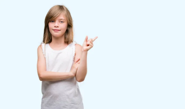Jovem Criança Loira Muito Feliz Apontando Com Mão Dedo Para — Fotografia de Stock
