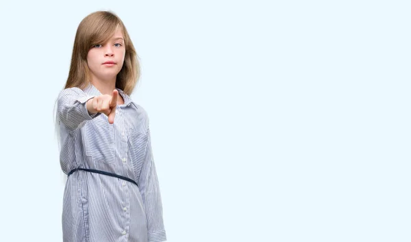 Junges Blondes Kleinkind Mit Blauem Hemd Das Mit Dem Finger — Stockfoto