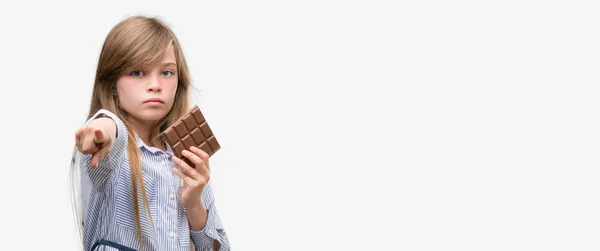 Niño Rubio Pequeño Sosteniendo Barra Chocolate Señalando Con Dedo Cámara —  Fotos de Stock