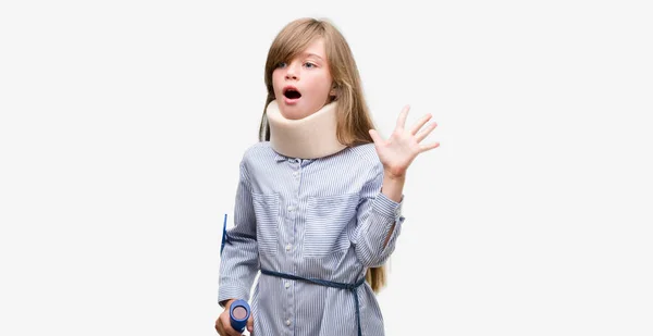 Junges Blondes Kind Verletzt Mit Halsband Und Krücken Sehr Glücklich — Stockfoto