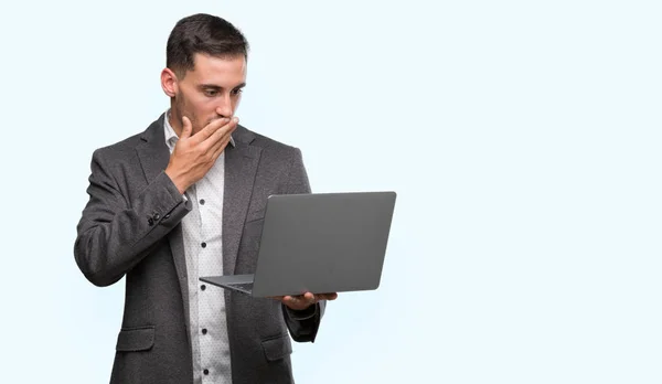 Όμορφος Νεαρός Άνδρας Χρησιμοποιώντας Υπολογιστή Laptop Κάλυμμα Στόματος Χέρι Σοκαρισμένος — Φωτογραφία Αρχείου