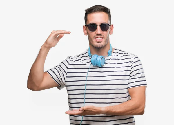 Hombre Joven Guapo Con Auriculares Que Hacen Gestos Con Las — Foto de Stock