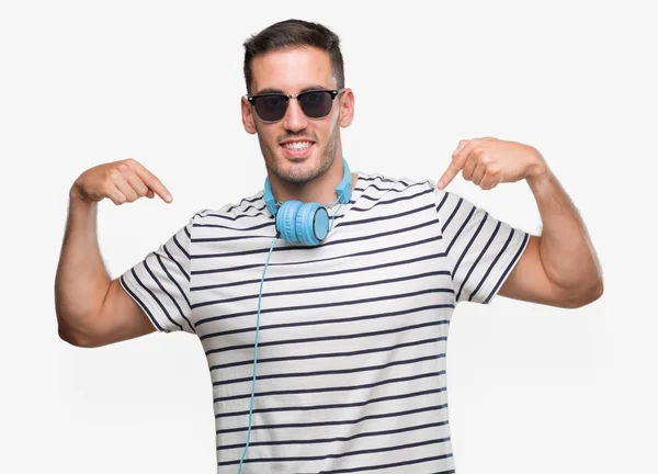 Hombre Joven Guapo Con Auriculares Mirando Confiado Con Sonrisa Cara —  Fotos de Stock