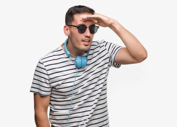 Bonito Jovem Vestindo Fones Ouvido Muito Feliz Sorrindo Olhando Para — Fotografia de Stock