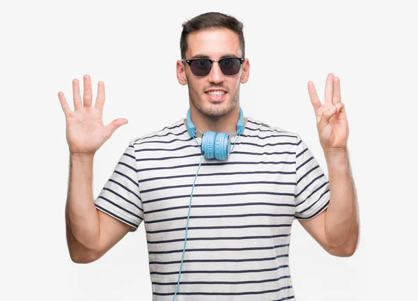 Hombre Joven Guapo Con Auriculares Que Muestran Señalan Hacia Arriba — Foto de Stock