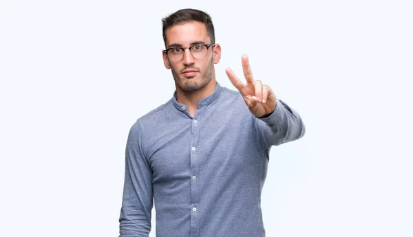 Guapo Joven Elegante Hombre Con Gafas Sonriendo Mirando Cámara Mostrando — Foto de Stock