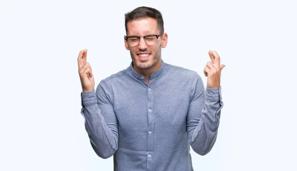 Bonito Jovem Elegante Homem Usando Óculos Sorrindo Cruzando Dedos Com — Fotografia de Stock