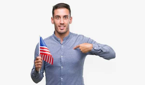 Stilig Ung Man Hålla Flagga Amerika Med Överraskning Ansikte Pekande — Stockfoto
