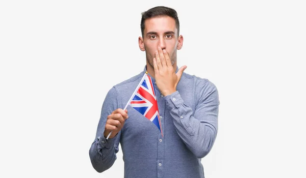 Guapo Joven Sosteniendo Una Bandera Del Reino Unido Cubrir Boca — Foto de Stock