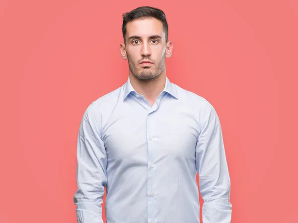 Schöner Junger Geschäftsmann Mit Ernstem Gesichtsausdruck Einfacher Und Natürlicher Blick — Stockfoto
