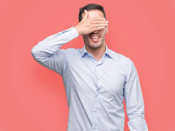 Bonito Jovem Empresário Sorrindo Rindo Com Mão Rosto Cobrindo Olhos — Fotografia de Stock