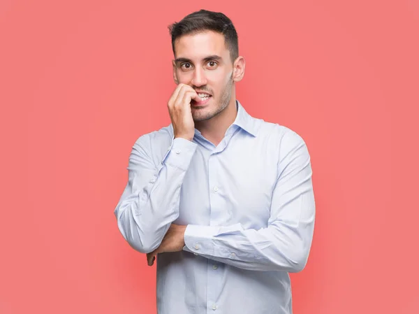 Joven Hombre Negocios Guapo Buscando Estresado Nervioso Con Las Manos — Foto de Stock