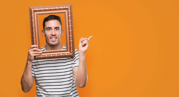 Hombre Joven Guapo Mirando Través Marco Arte Vintage Muy Feliz — Foto de Stock