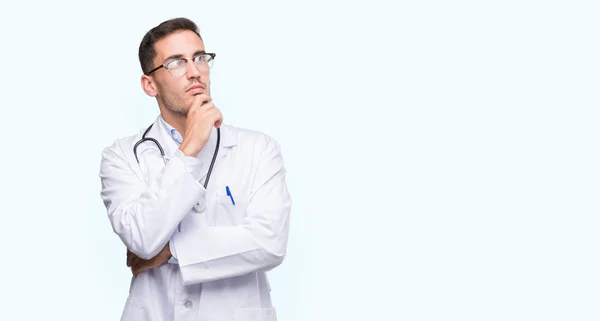 Bonito Jovem Médico Olhando Confiante Para Câmera Com Sorriso Com — Fotografia de Stock