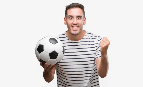 Красивый Молодой Человек Футбольным Мячом Кричит Гордо Празднует Победу Успех — стоковое фото
